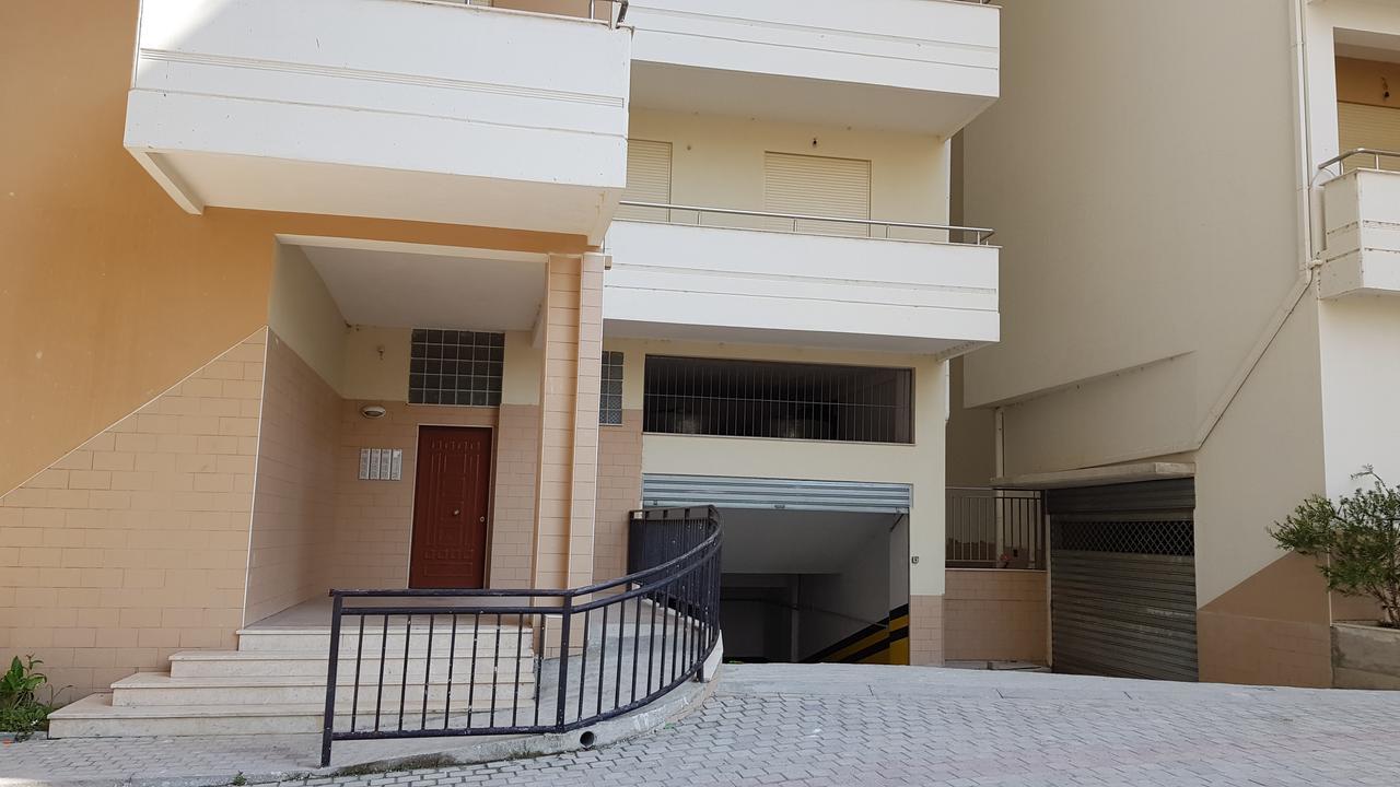 Vlorë Appartamento Giallo מראה חיצוני תמונה