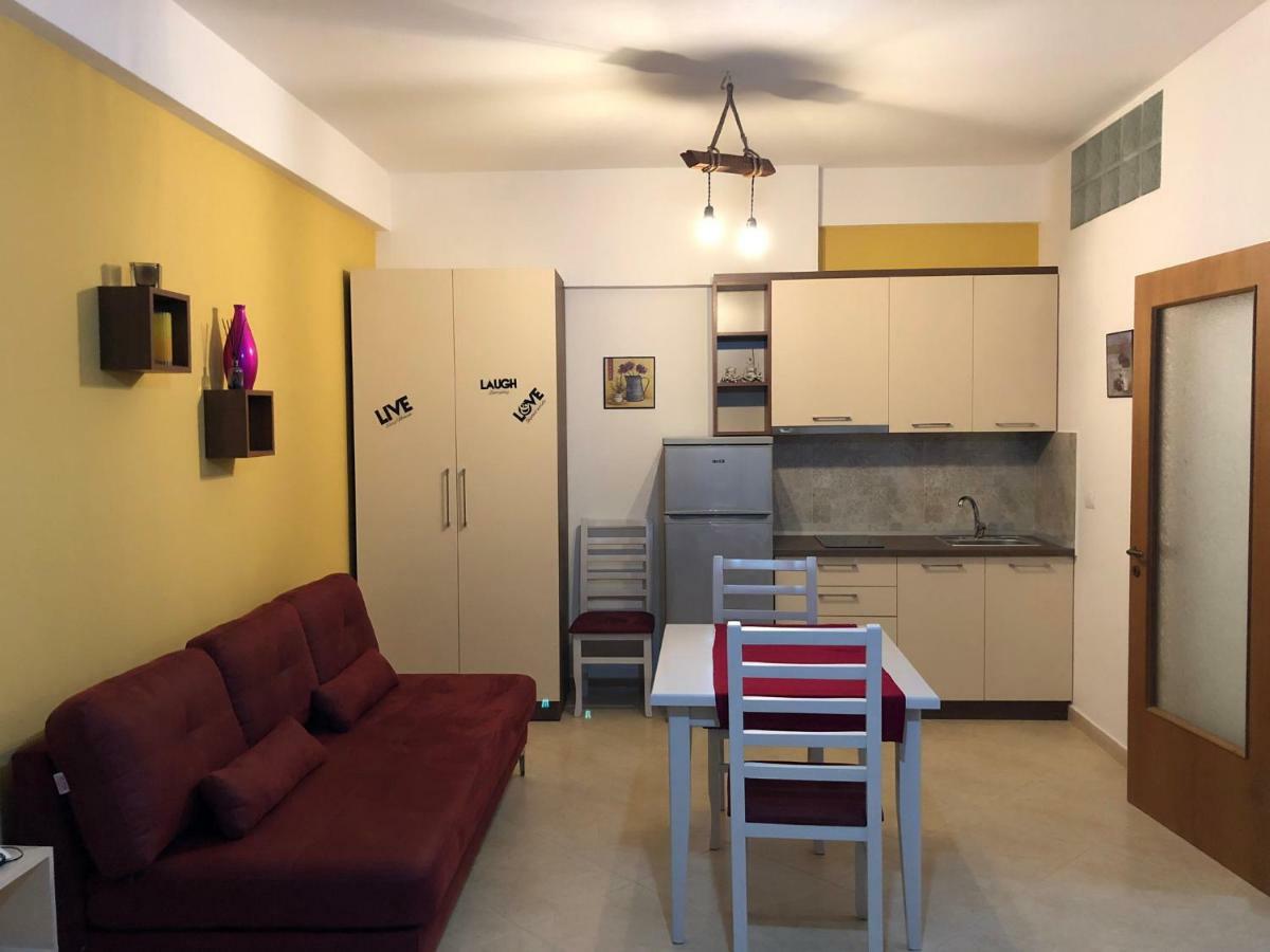 Vlorë Appartamento Giallo מראה חיצוני תמונה